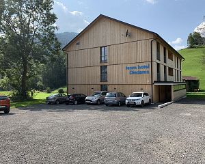 teamhotel-bergbahnen-diedamskopf-au-schoppernau-mitarbeiter-haus-skigebiet-bregenzerwald