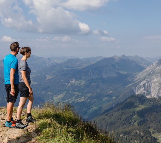 Wanderung zum Diedamskopf Gipfel im Bregenzerwald mit Blick zur Kanisfluh, ins große Walsertal und Schweizer Berge. Auffahrt mit der Bergbahn Diedamskopf im Sommer.