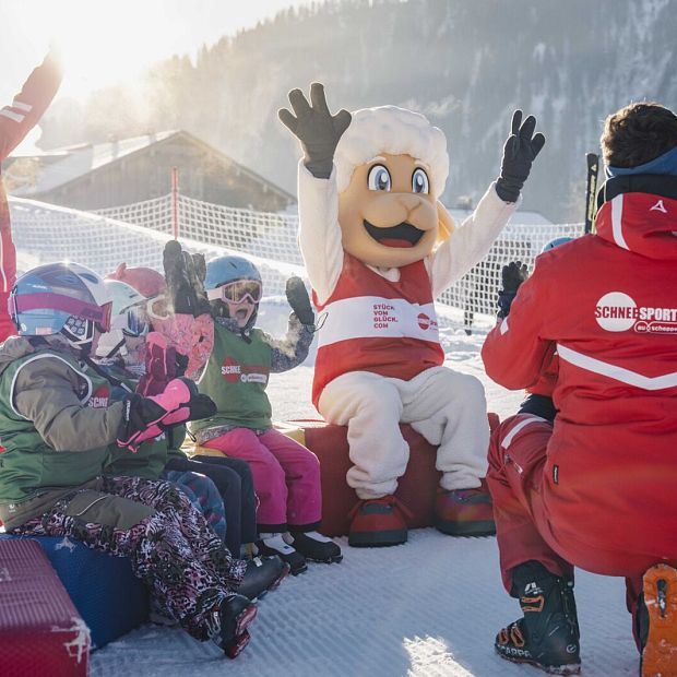 kinderskikurs-im-kinderland-bei-der-talstation-diedamskopf-in-au-schoppernau-c-michael-kreyer-fotografie-bregenzerwald-tourismus-16-1
